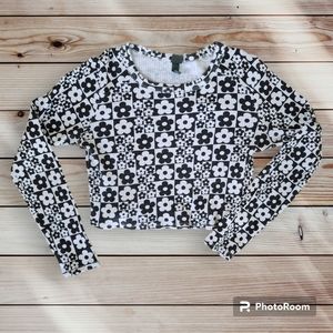 Black and White longsleeve cropped Top